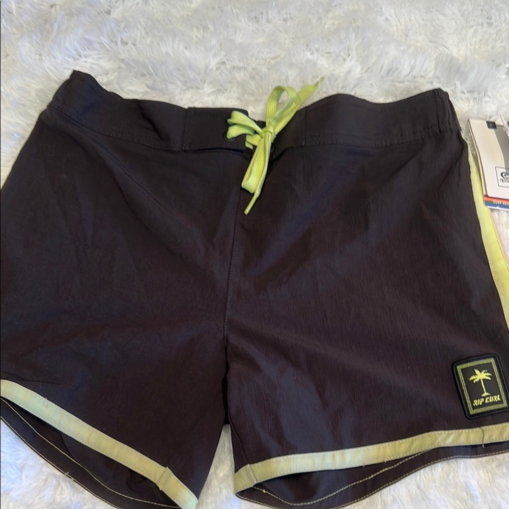 Rip Curl Black twin fin 5 “ board short surf revival
Burnside O’Neil bundle lot